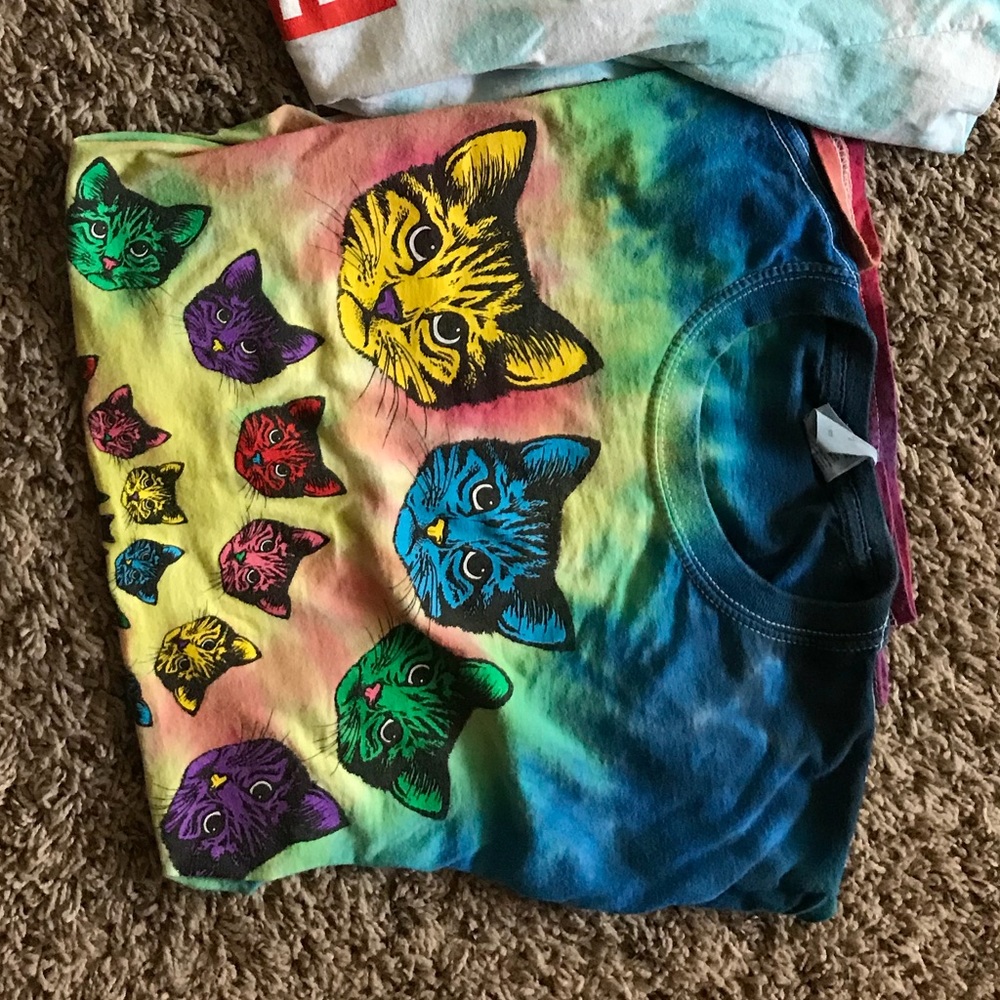 Tie dye cat t